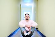Mijo Tunjic sitzt am Boden mijo-buehne